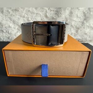 Louis Vuitton Men’s White Monogram Canvas/Navy Reversible Leather Belt